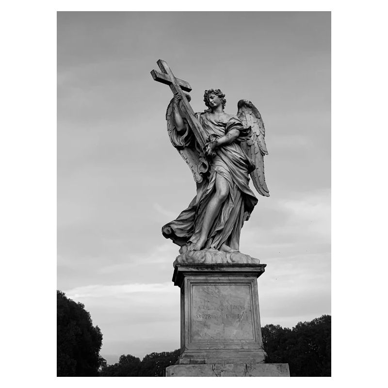 Statue d’ange avec croix grise