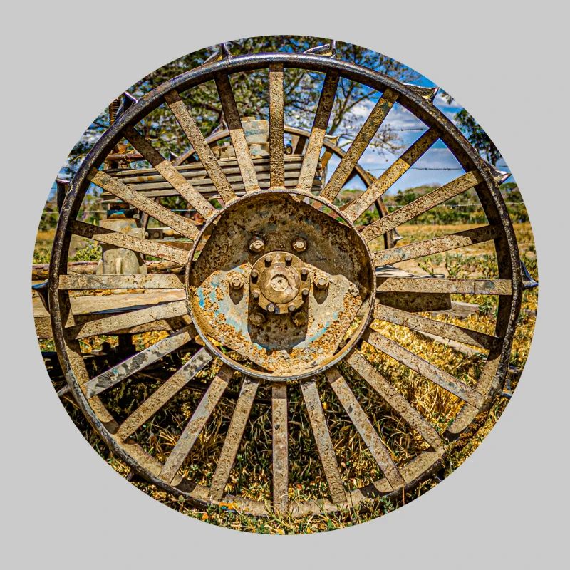 vieille roue rouillée de machine agricole dans une
