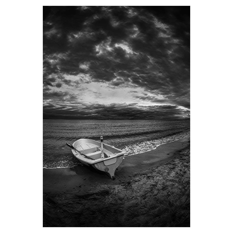 Ein Boot an einem dunklen Ufer