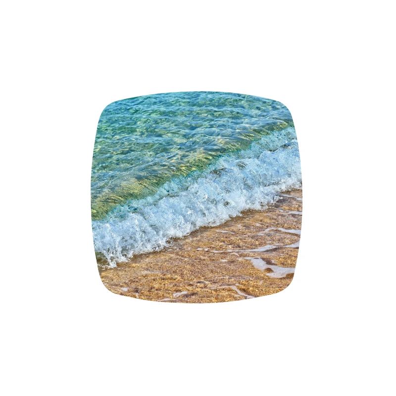 Des vagues cristallines sur une plage de sable doré