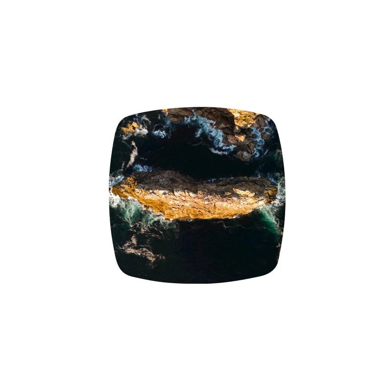 Roche côtière dans le bleu de la mer