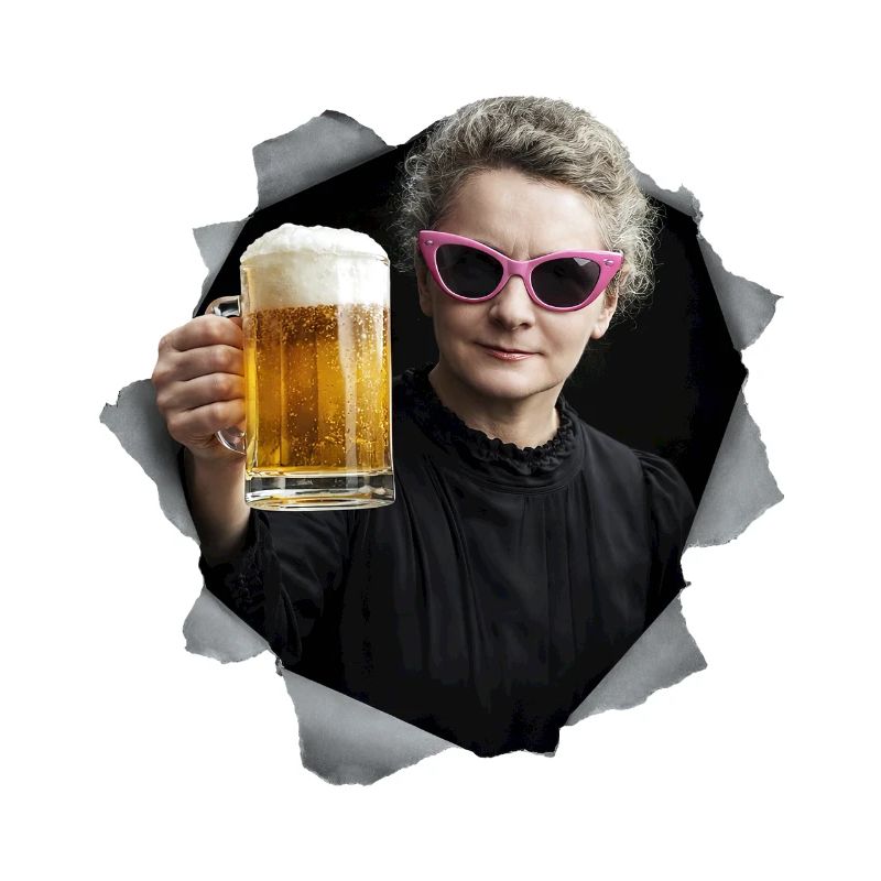 Marie Curie hält ein Bier