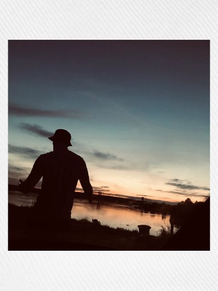 Flusslandschaft bei Sonnenuntergang