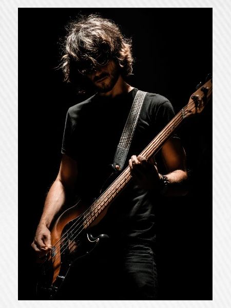Mitternachts-Bassist im Schatten