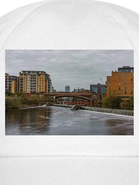 Urbane Flussszene mit Brücke