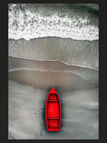 Rotes Boot am Grauen Ufer