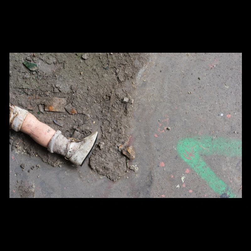 the missing doll's leg