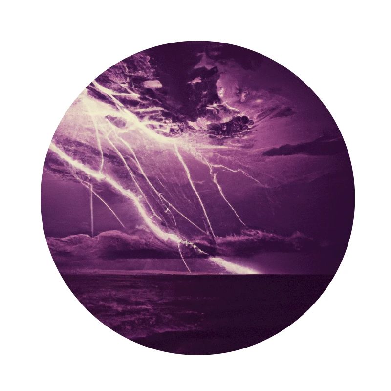 Mer orageuse, éclairs violets à l’horizon
