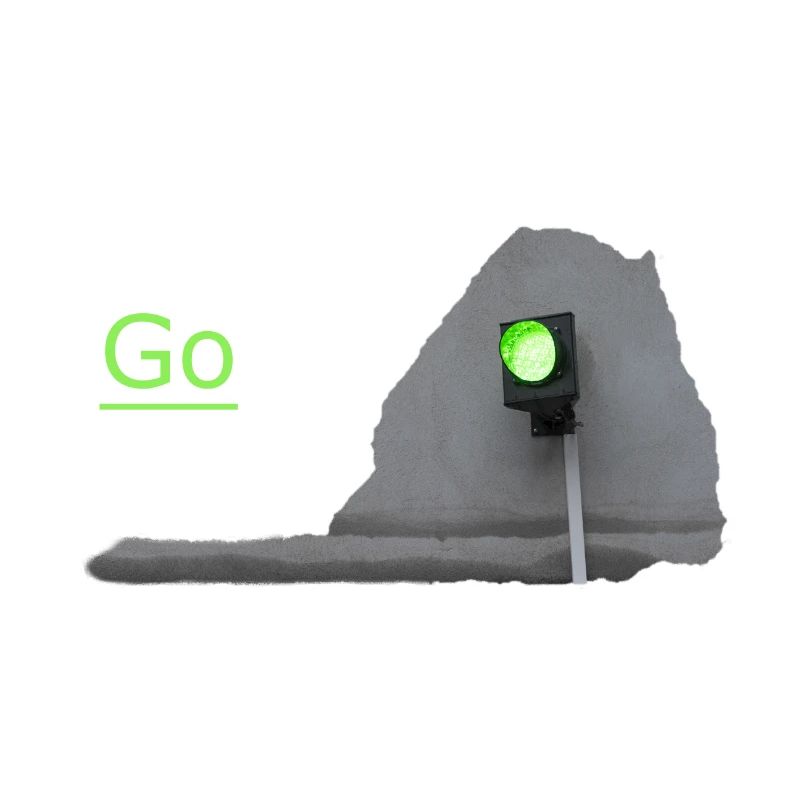 Le feu de circulation brille en vert devant le gris