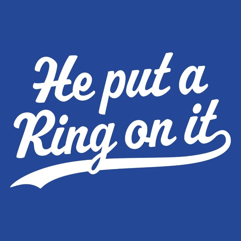Er steckte einen Ring daran