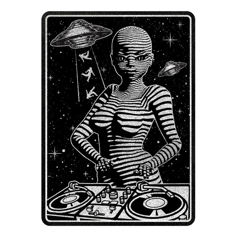 GALACTIC DJ devant une table de mixage pour les mélomanes.