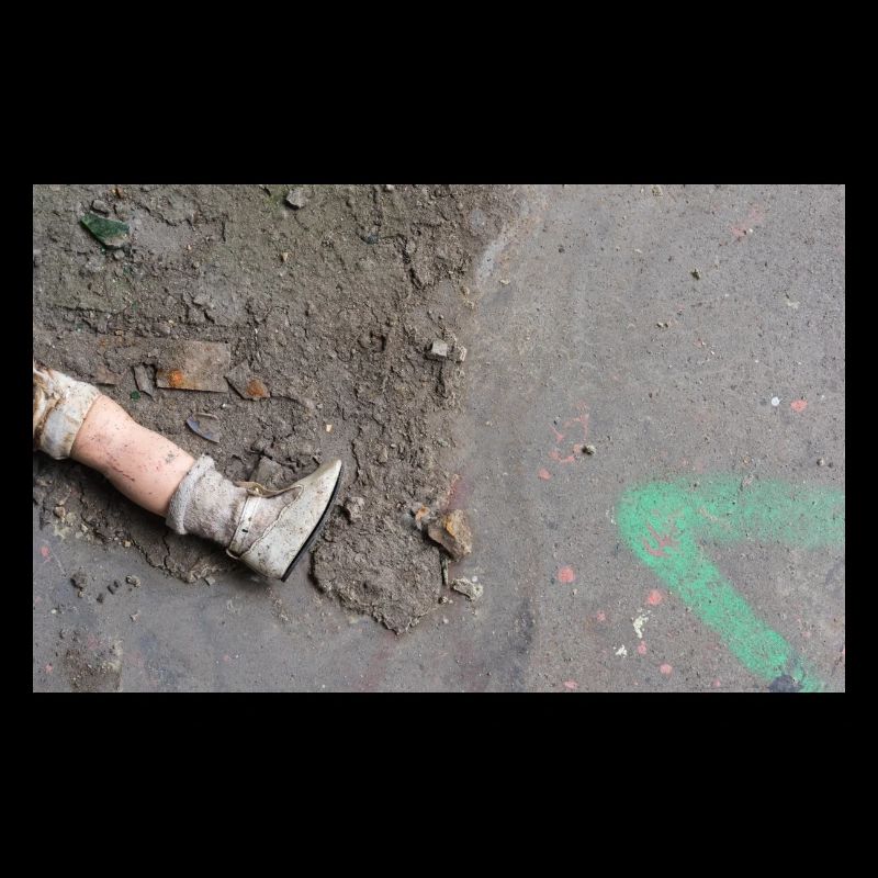 the missing doll's leg