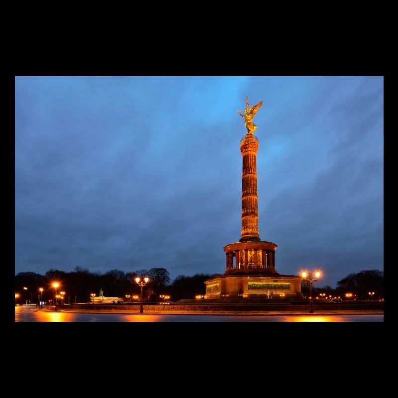 Berliner Siegessäule bei Einbruch der Dämmerung