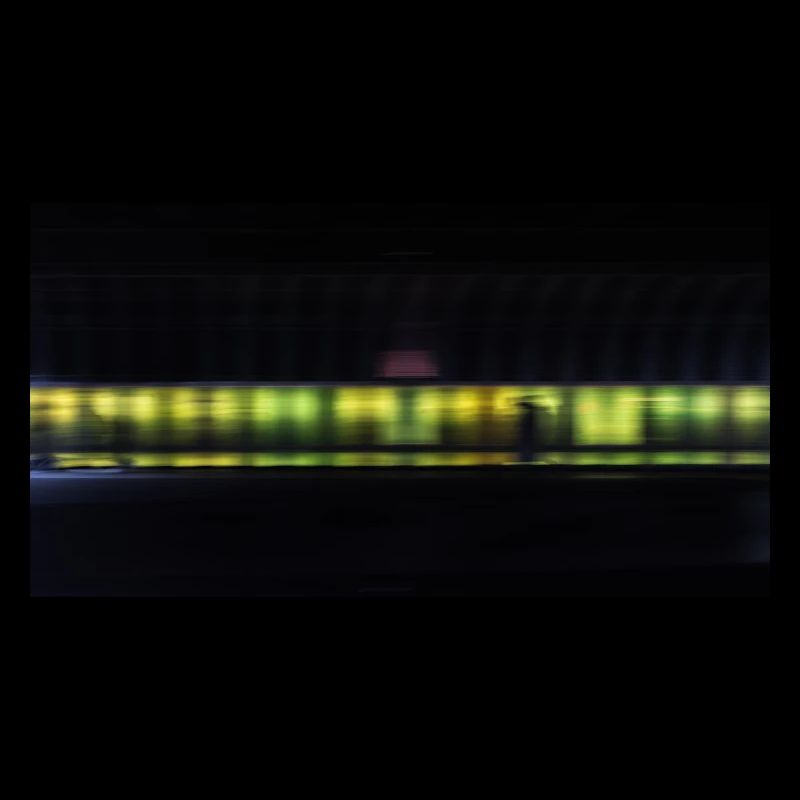 Piétons dans le tunnel devant une couleur néon