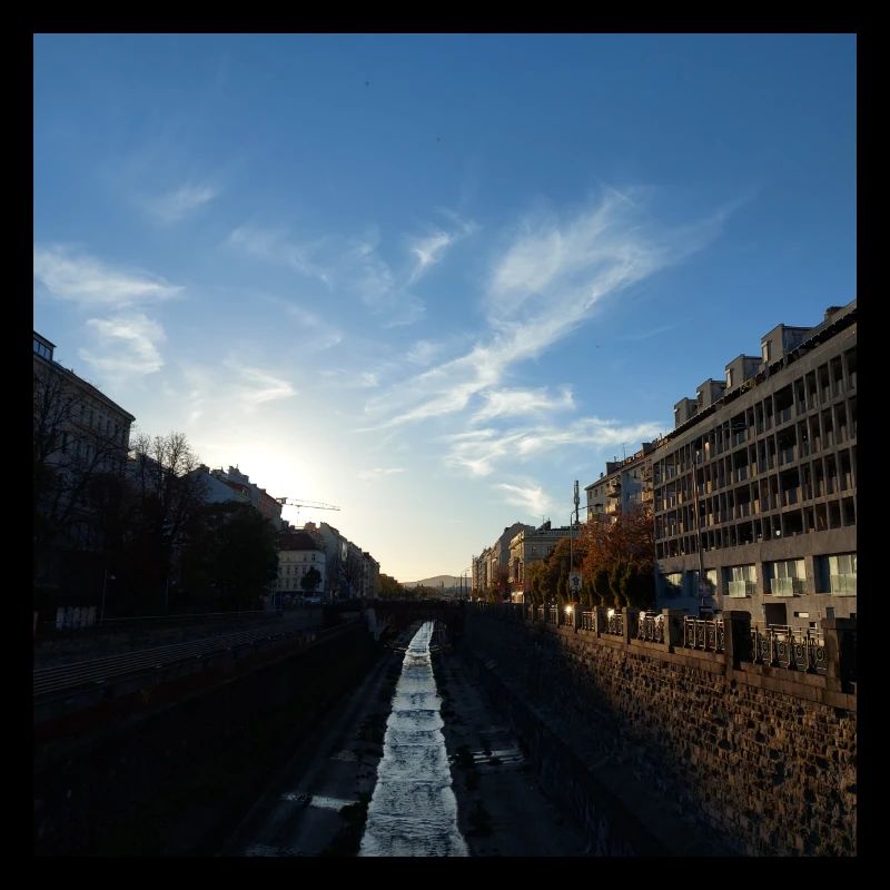 Aus der Mitte entspringt ein Fluss.