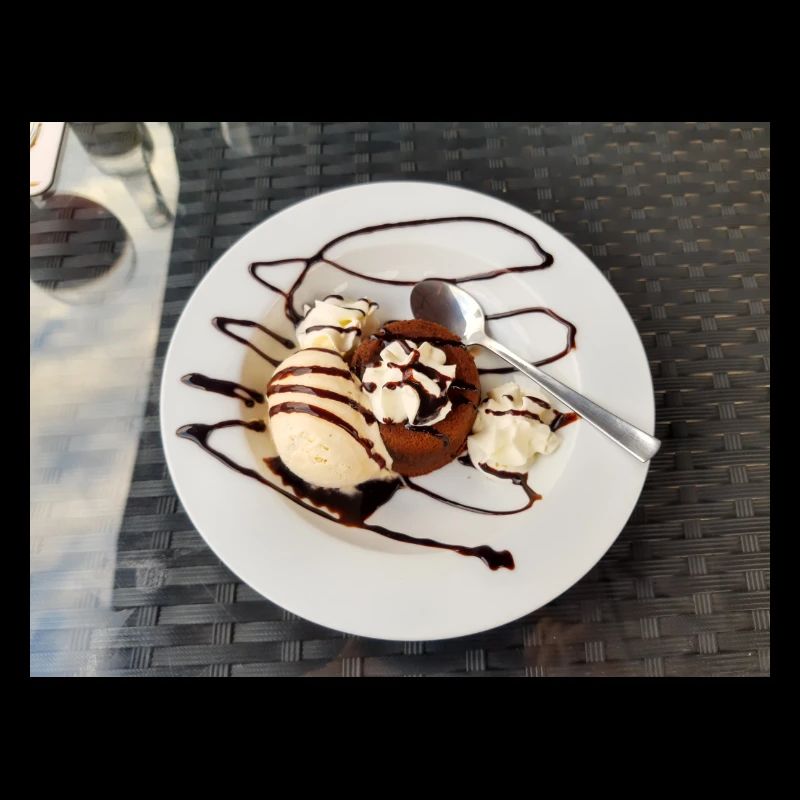 Gâteau de lave avec dessert à la crème glacée