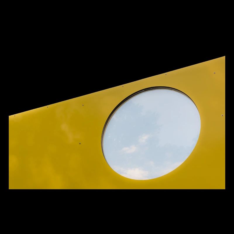 Le trou dans le mur jaune et le ciel bleu