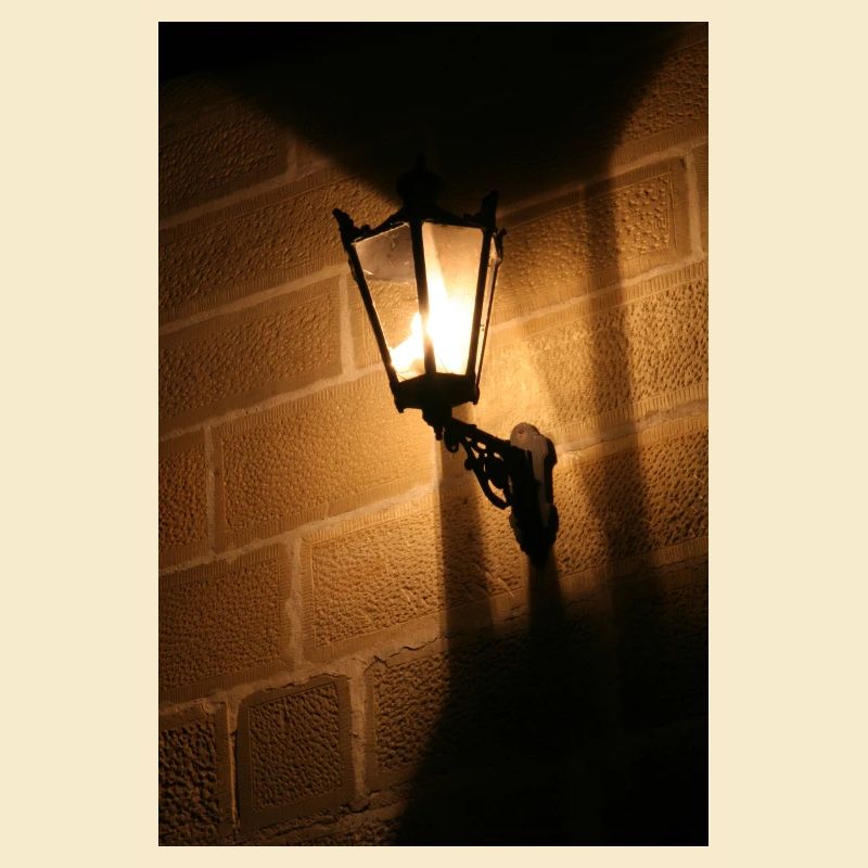 Lanterne nocturne sur mur de briques