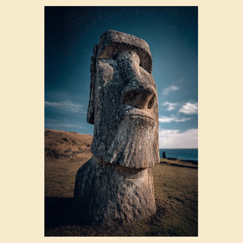 Kosmisches Moai unter Sternennacht