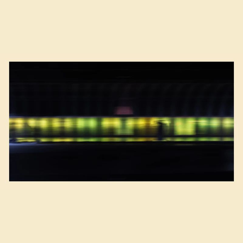 Piétons dans le tunnel devant une couleur néon