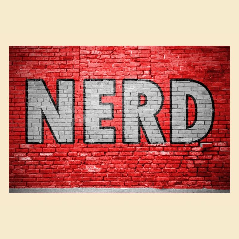 Graffiti de nerd sur un mur de briques