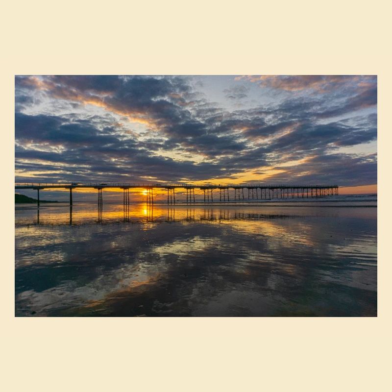 Reflets de la jetée du coucher de soleil