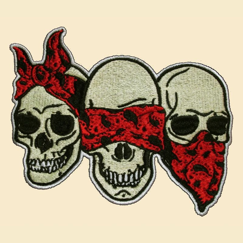 Drei Schädel mit roter Augenmaske / Three Skulls