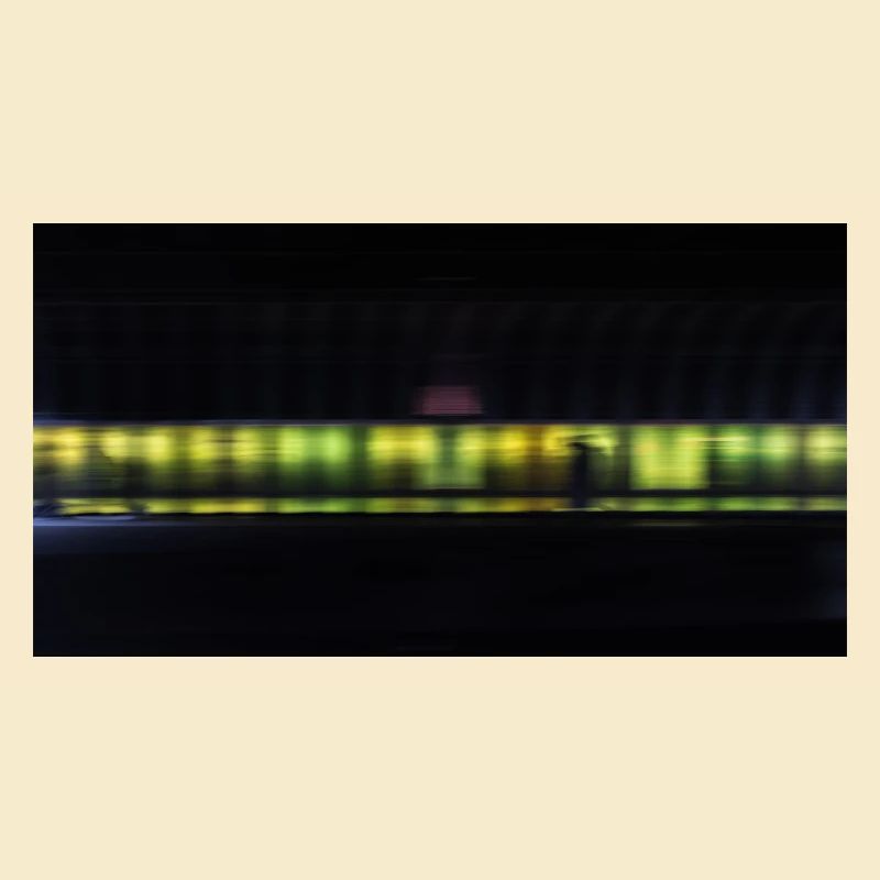 Fußgänger im Tunnel vor einer Neonfarbe