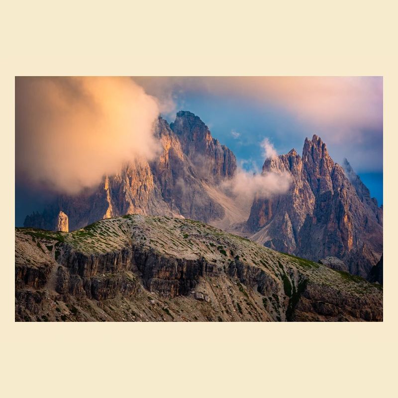 Groupe de Cadini dans les Dolomites dans le brouillard