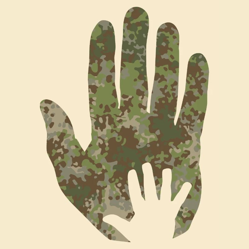 Main de bébé de camouflage multitarn à la main