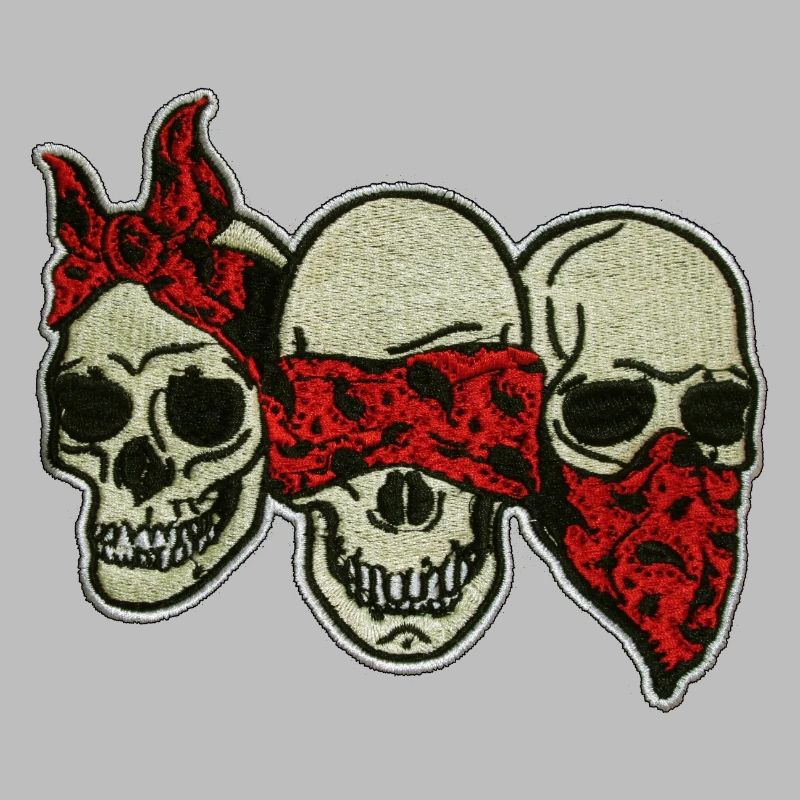 Drei Schädel mit roter Augenmaske / Three Skulls