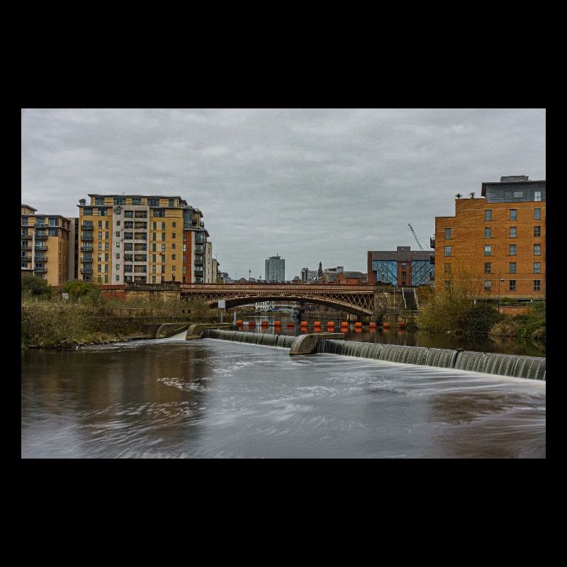 Scène de rivière urbaine avec pont