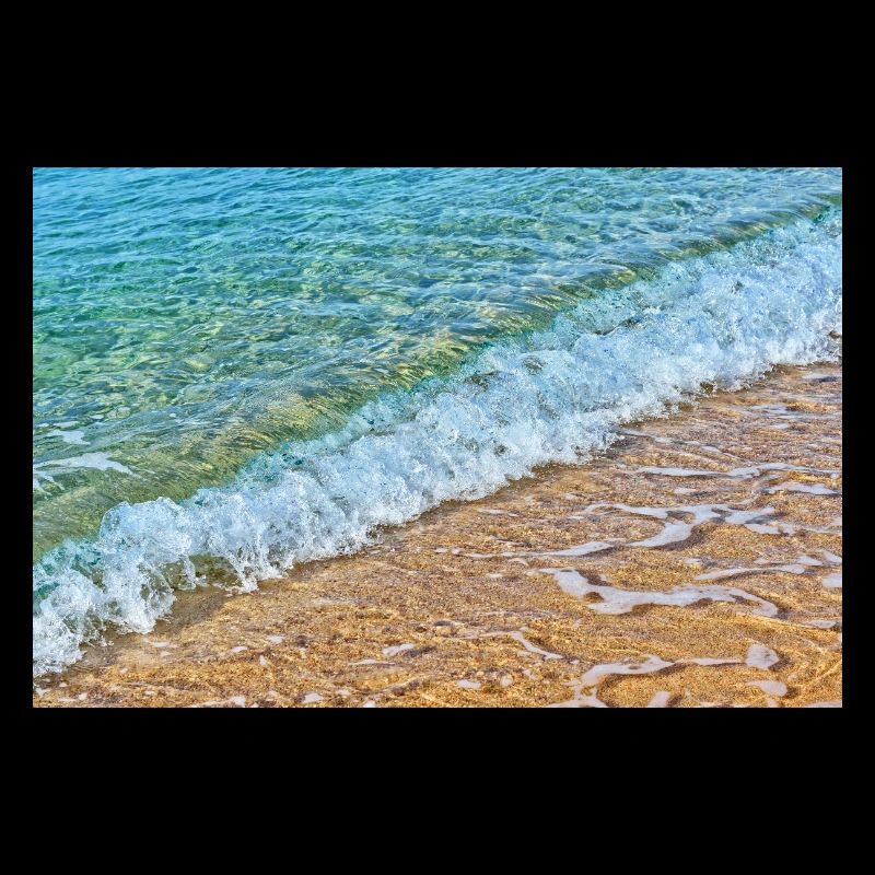 Des vagues cristallines sur une plage de sable doré