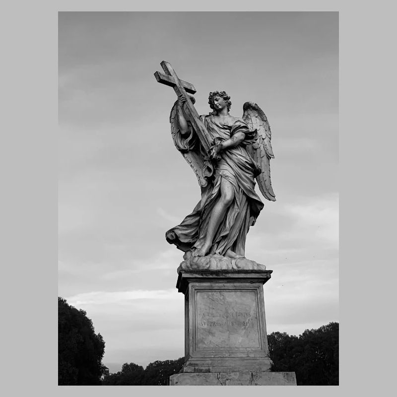 Engelstatue mit Kreuz in Grau