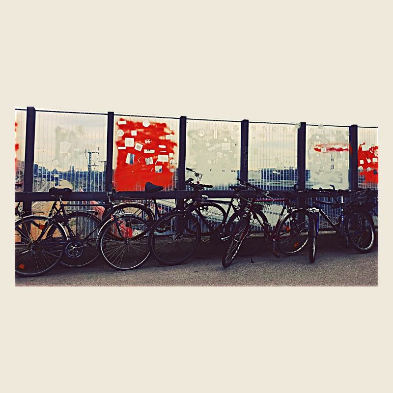Fahrradkolonne am Bahnzaun