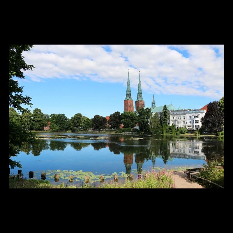 idyllischer See mit Kirche
