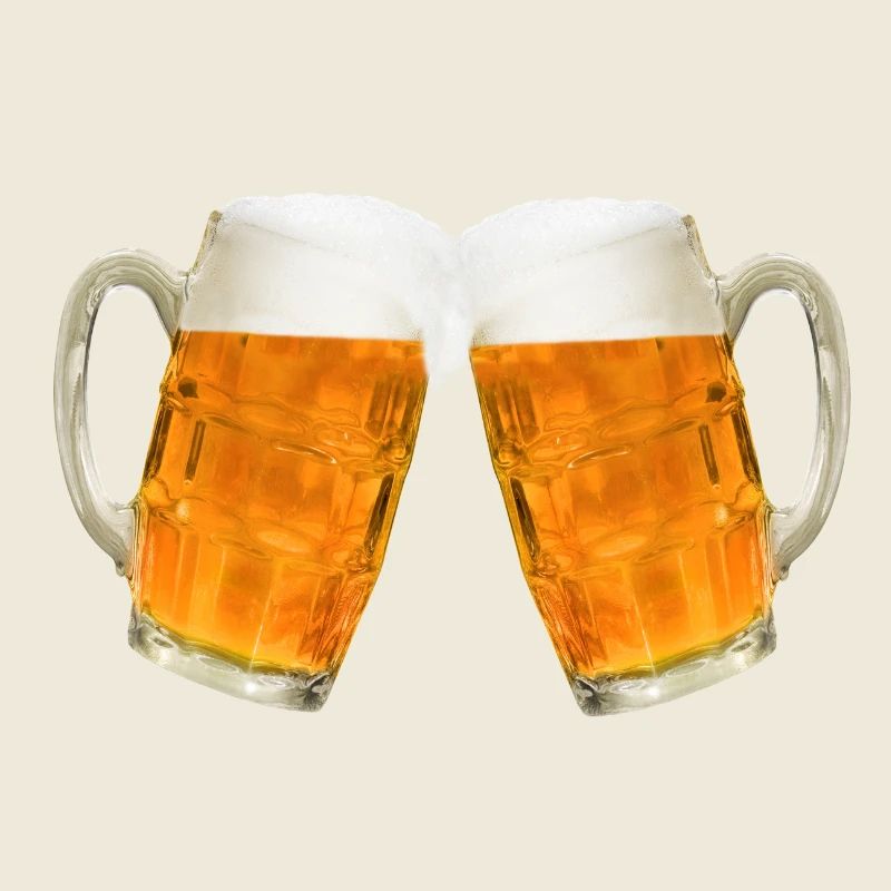 Zwei Gläser voll mit Bier und Schaum