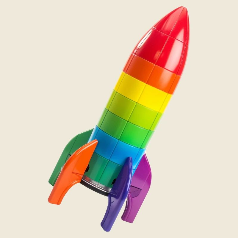 Eine bunte Rakete auf einer geneigten Flugbahn