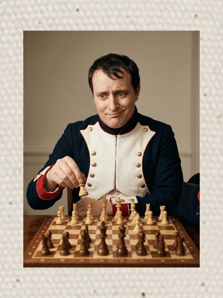 Napoléon joue aux échecs.