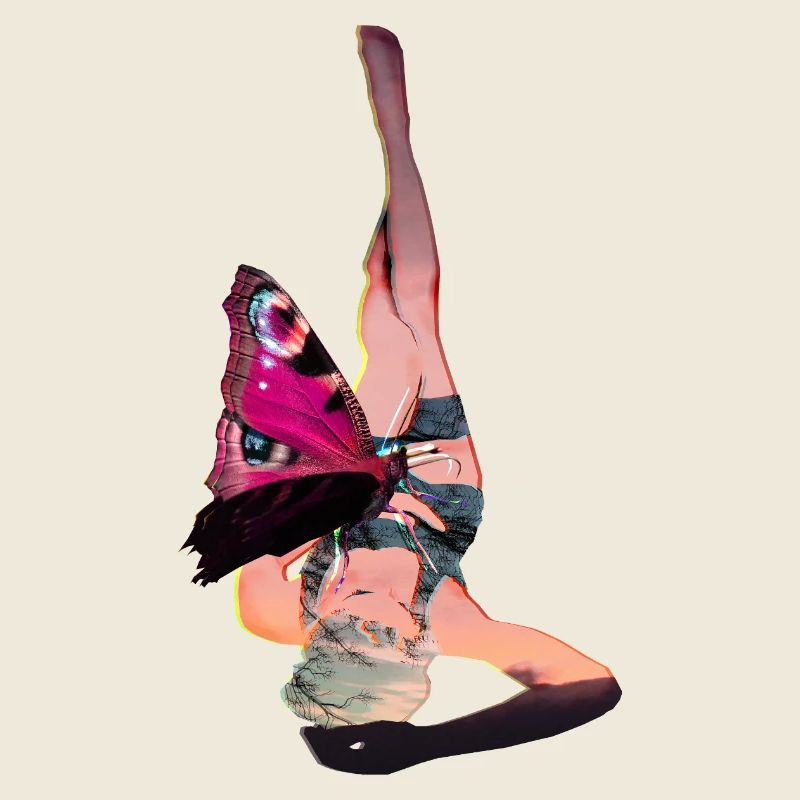Femme allongée avec papillon