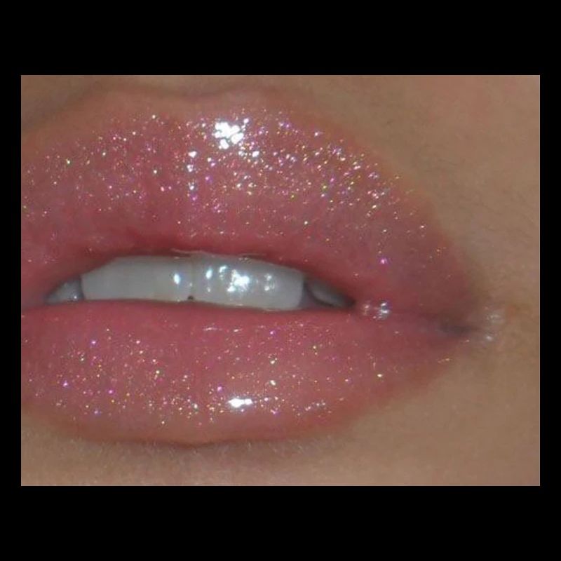 glossy y2k aesthetic lips