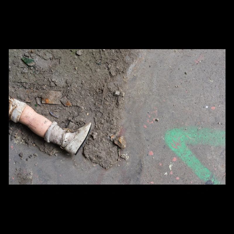 the missing doll's leg