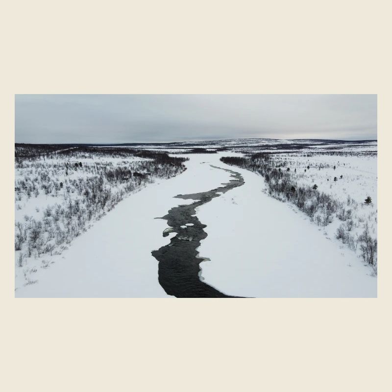 Une rivière sinueuse dans un paysage enneigé
