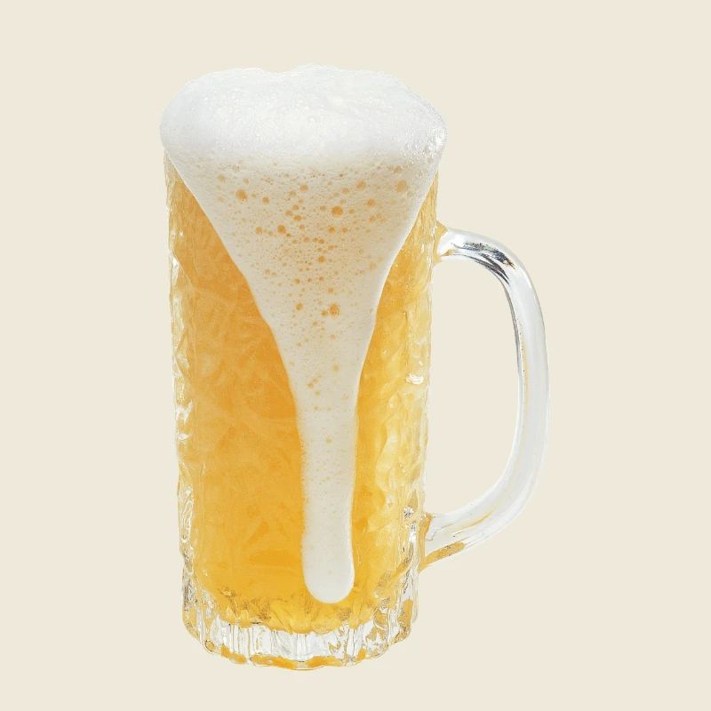 Bière dans un verre avec de la mousse
