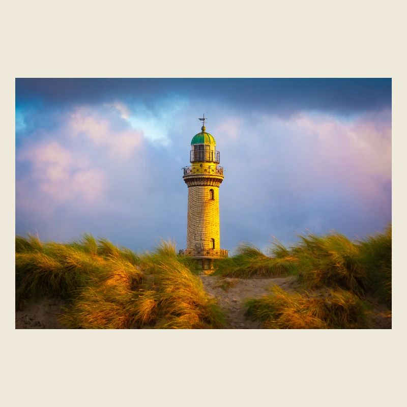 Leuchtturm Warnemünde am Abend
