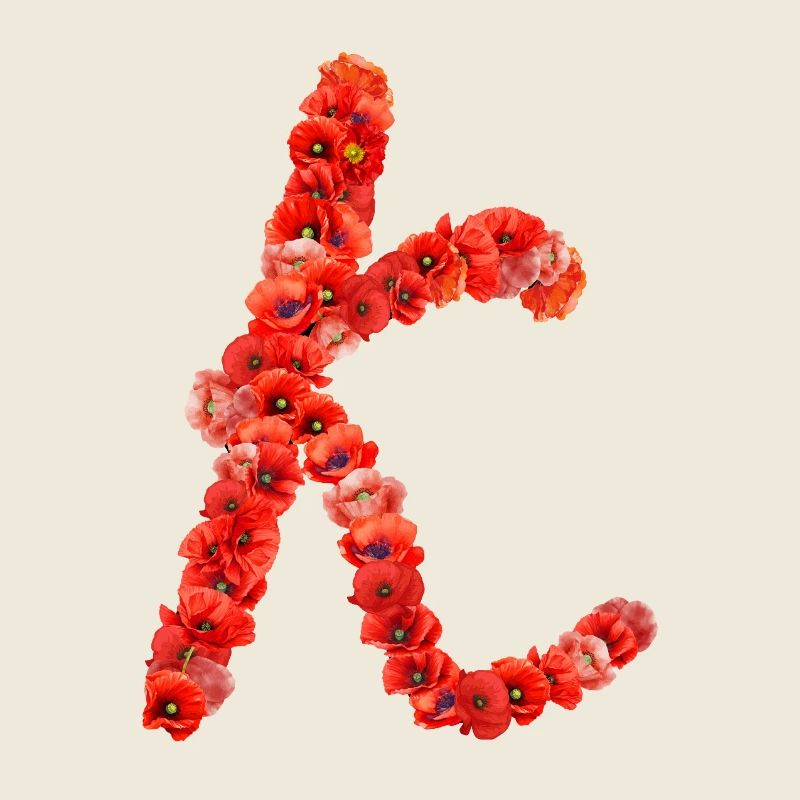 Initiale K faite de pavots