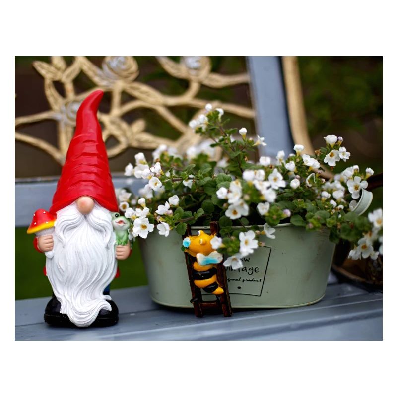 Nain de jardin dans un pot de fleurs
