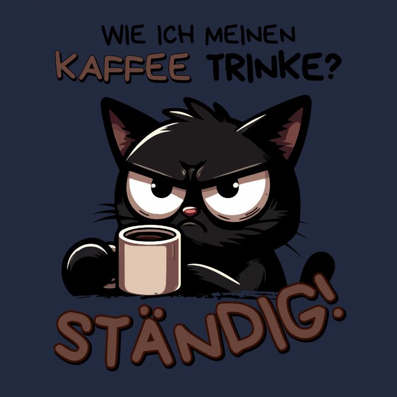 Kaffee. Ständig. Schwarze Katze mit Koffeinblick