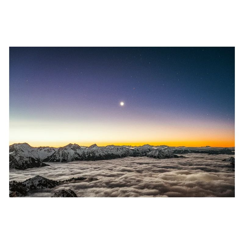 Lever de lune au-dessus d’une mer de nuages