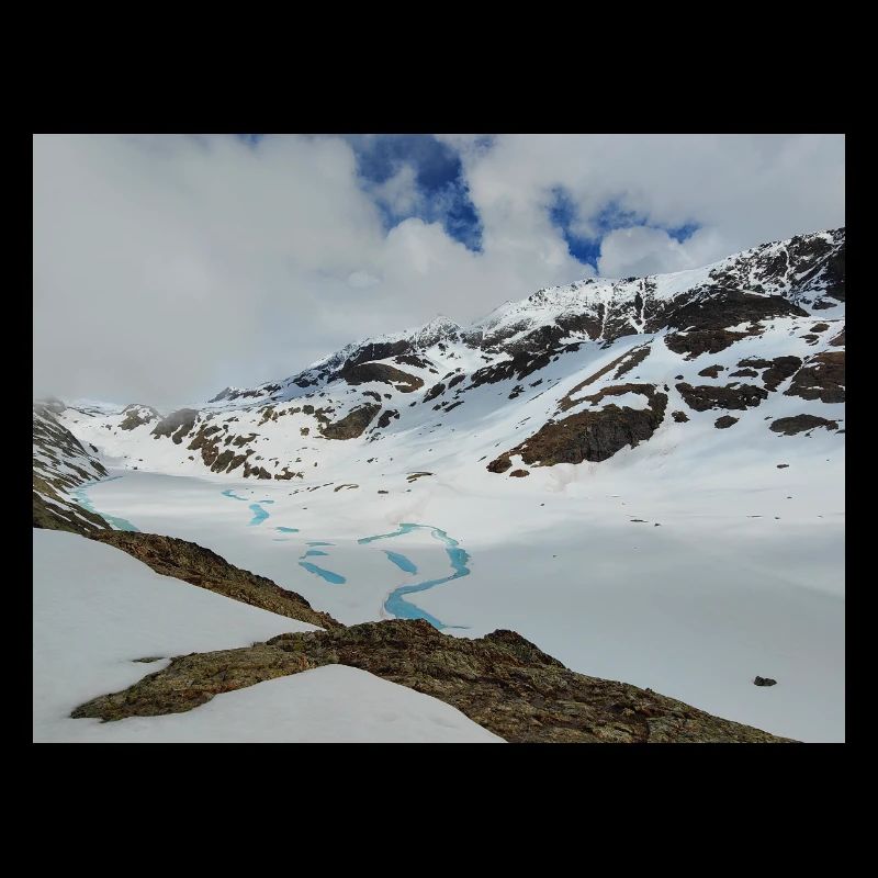 Paysage alpin lac glacé turquoise